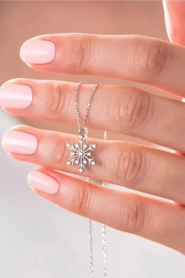Halsband med snöflinga i sterlingsilver (925) med vit sten