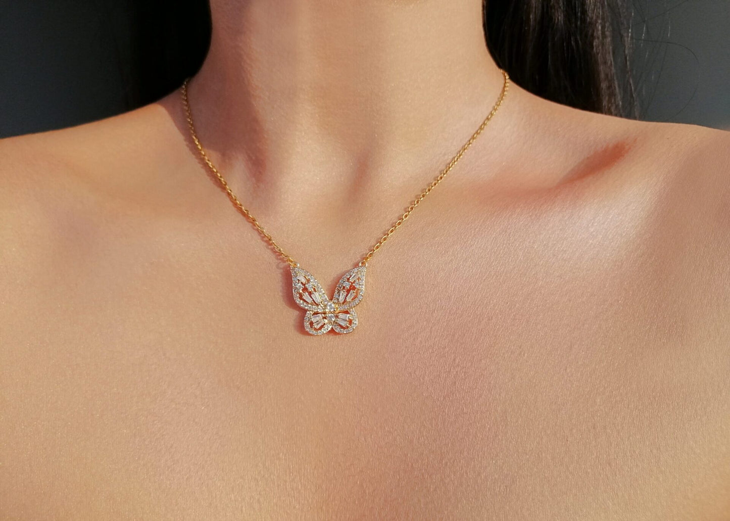Halsband med 24K fjärilshänge