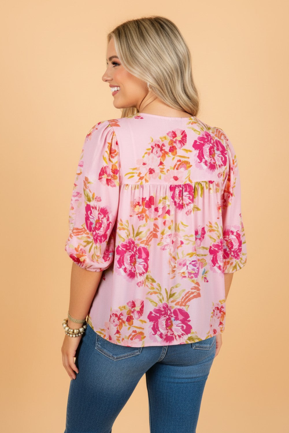 Blus med knytning i halsen, blommigt mönster och puffärm i 3/4-längd