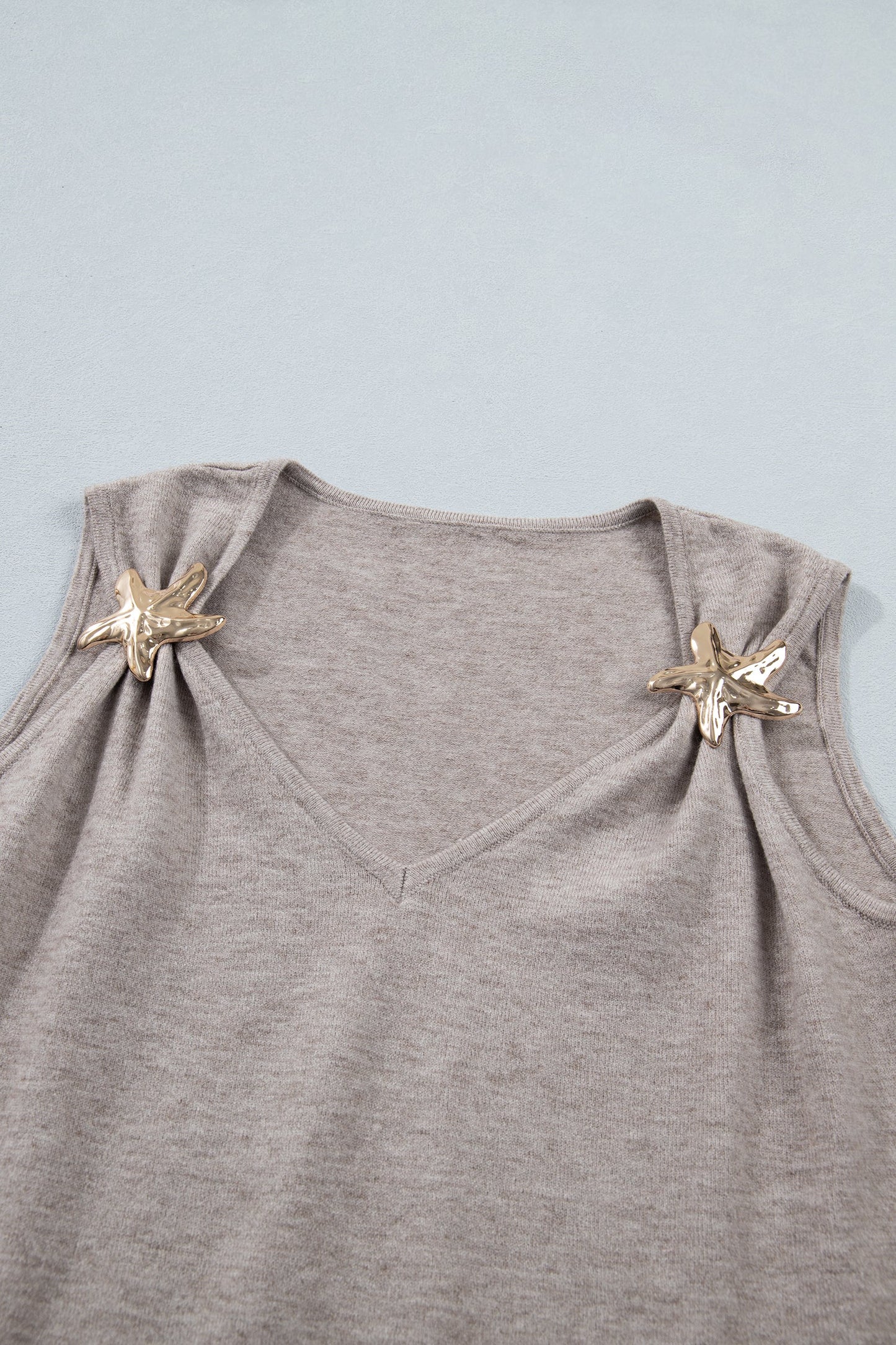Gebreide tanktop met V-hals en metalen zeesterren