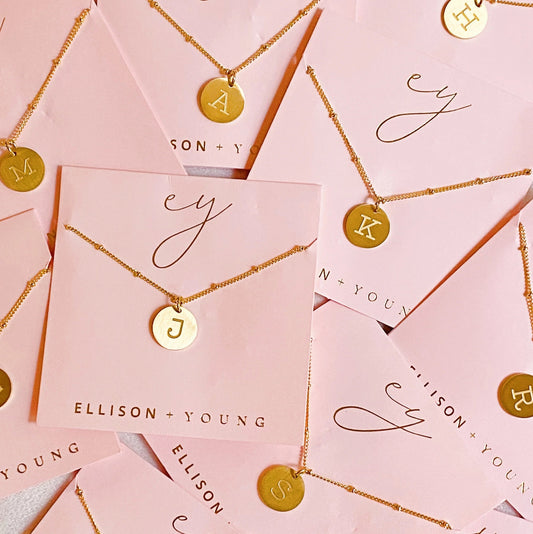 Ellison + Young: Ketting met Initiaal en Enkelvoudige Charme
