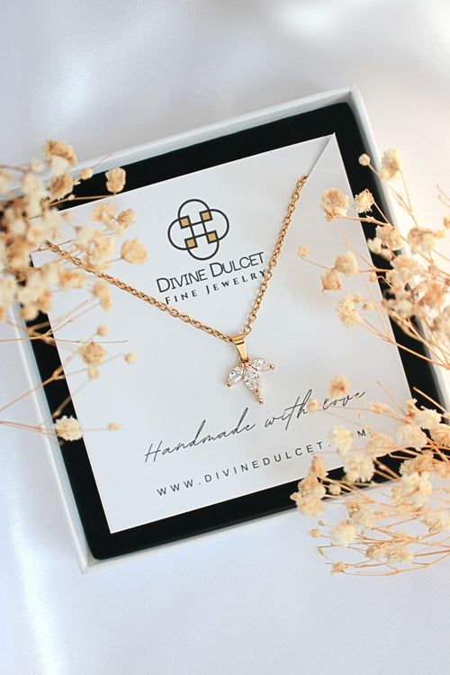 Halsband med hängsmycke "Fina blomblad" i 24K CZ