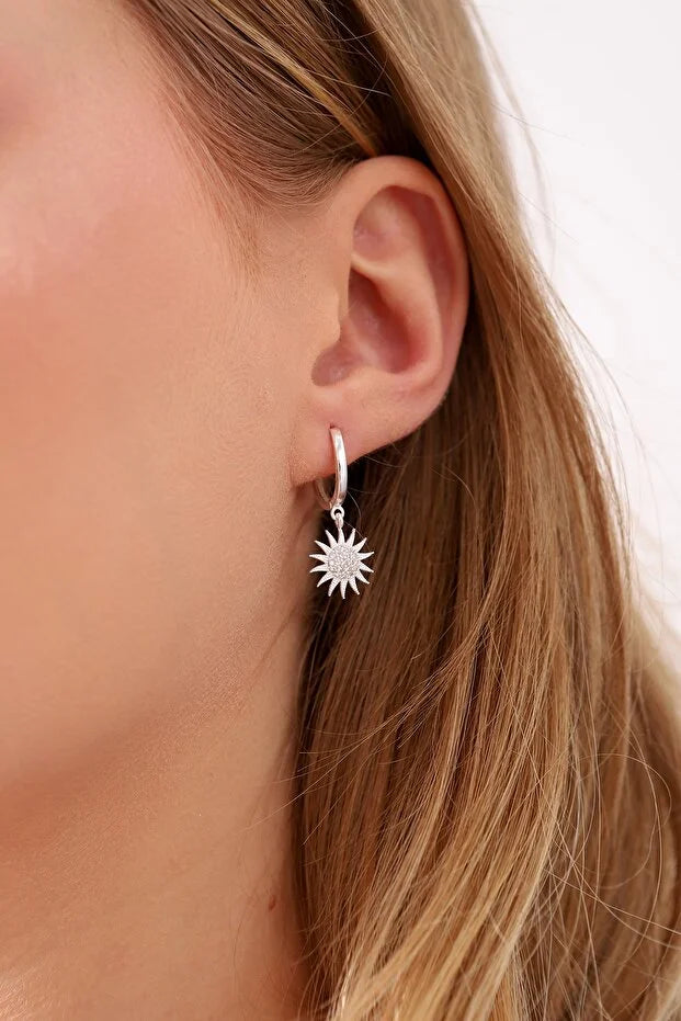 Zilverkleurige zonoorbellen met witte zirkoniasteen