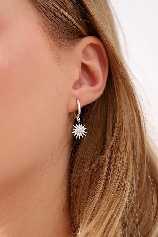 Zilverkleurige zonoorbellen met witte zirkoniasteen