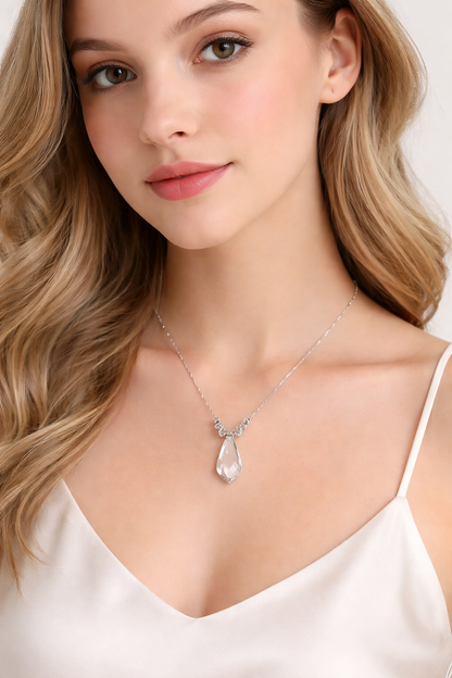 Halsband i 925 sterlingsilver med kristallhänge och elegant kedja