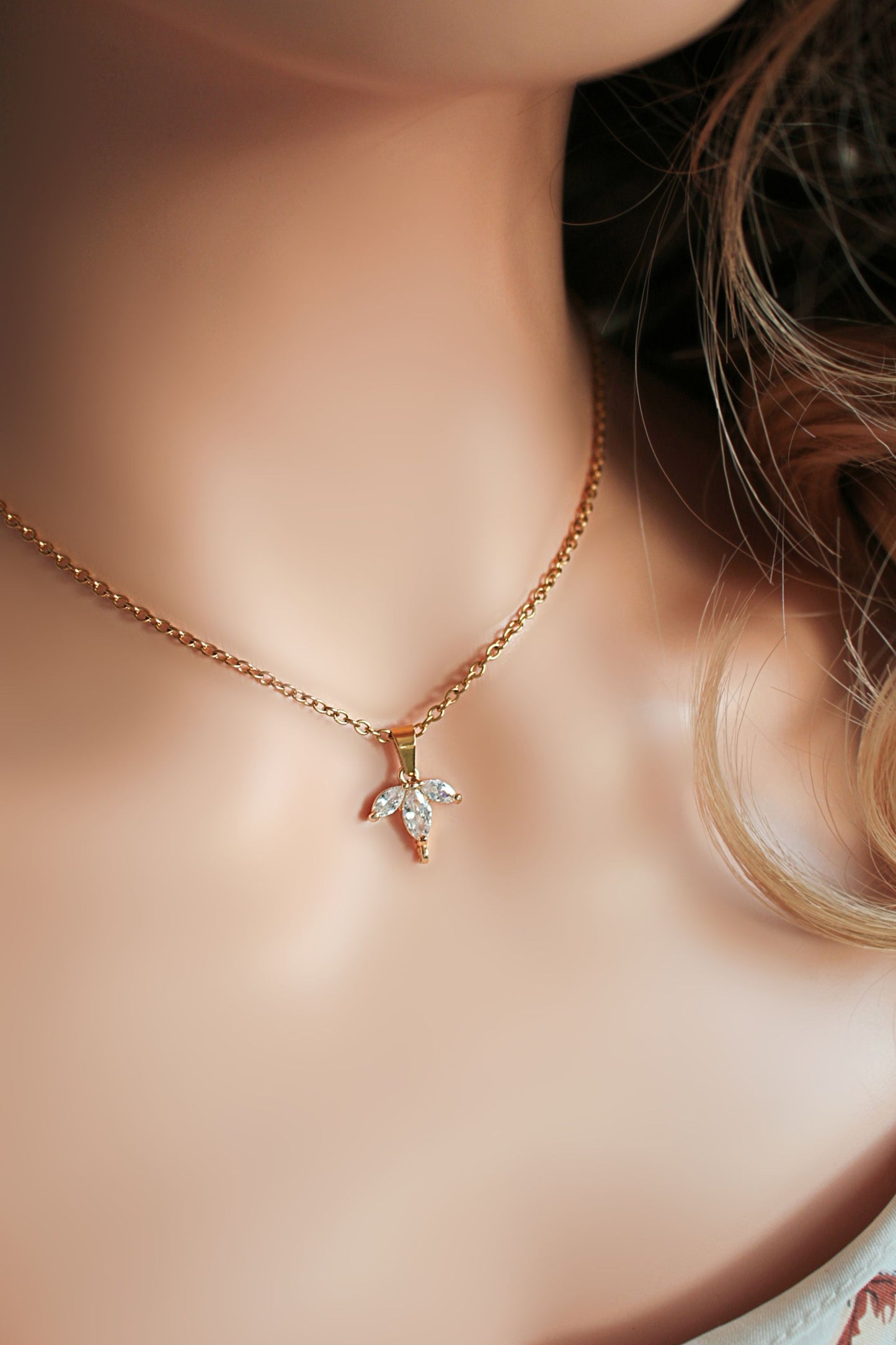 Halsband med hängsmycke "Fina blomblad" i 24K CZ