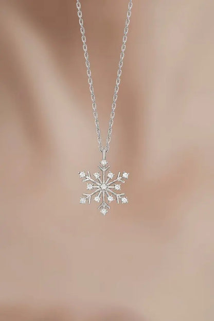 Halsband med snöflinga i sterlingsilver (925) med vit sten
