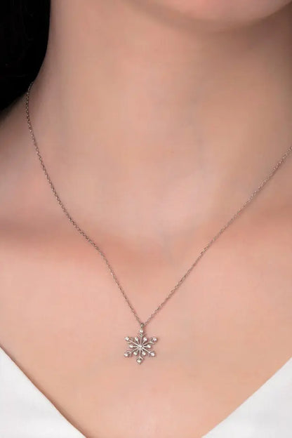 Halsband med snöflinga i sterlingsilver (925) med vit sten