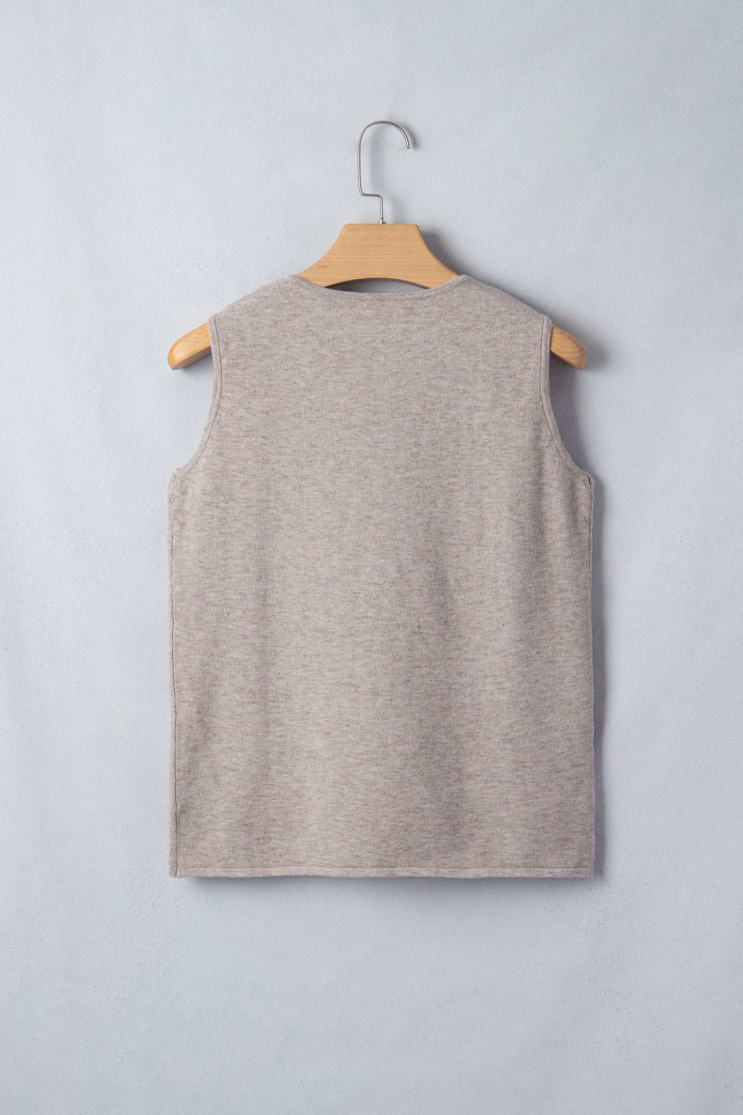 Gebreide tanktop met V-hals en metalen zeesterren