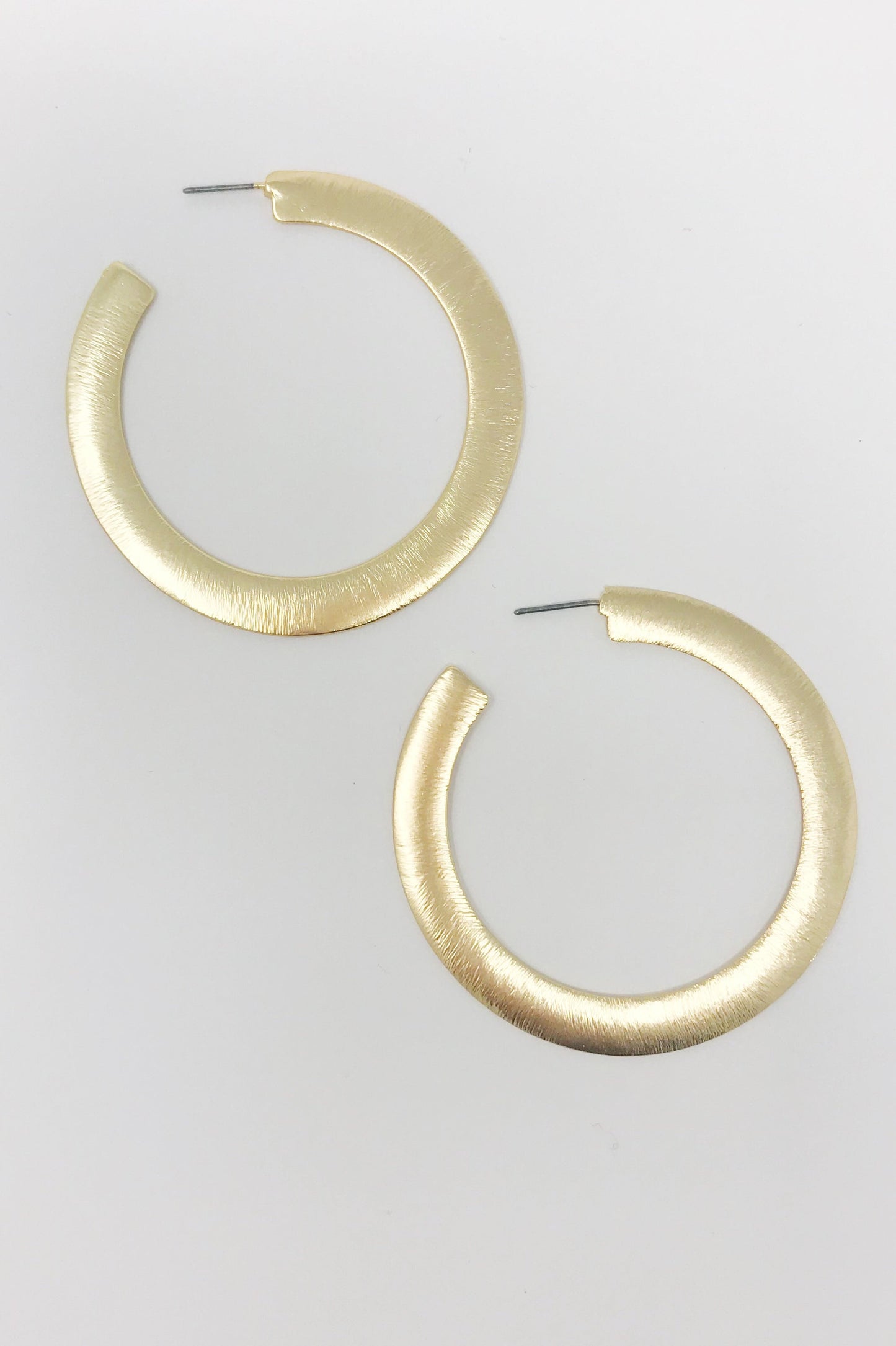 Alma Dikke Platte Metalen Oorbellen met Hoepels, Goud
